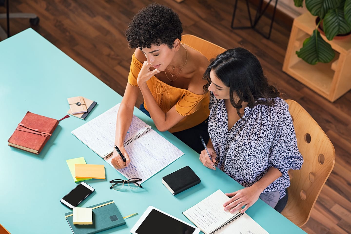 //www.readytojob.it/wp-content/uploads/2019/10/student-friends-studying-together-UNCHR5E.jpg